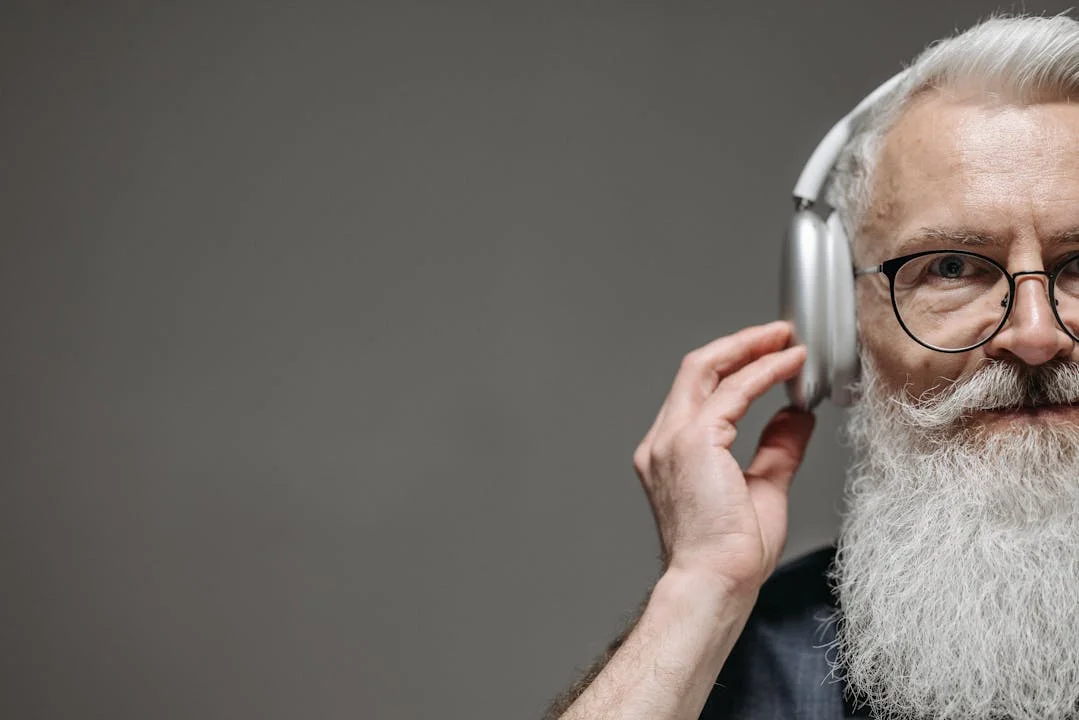 Fones em Volume Alto Sabotam a Memória? O Que a Ciência Mostra