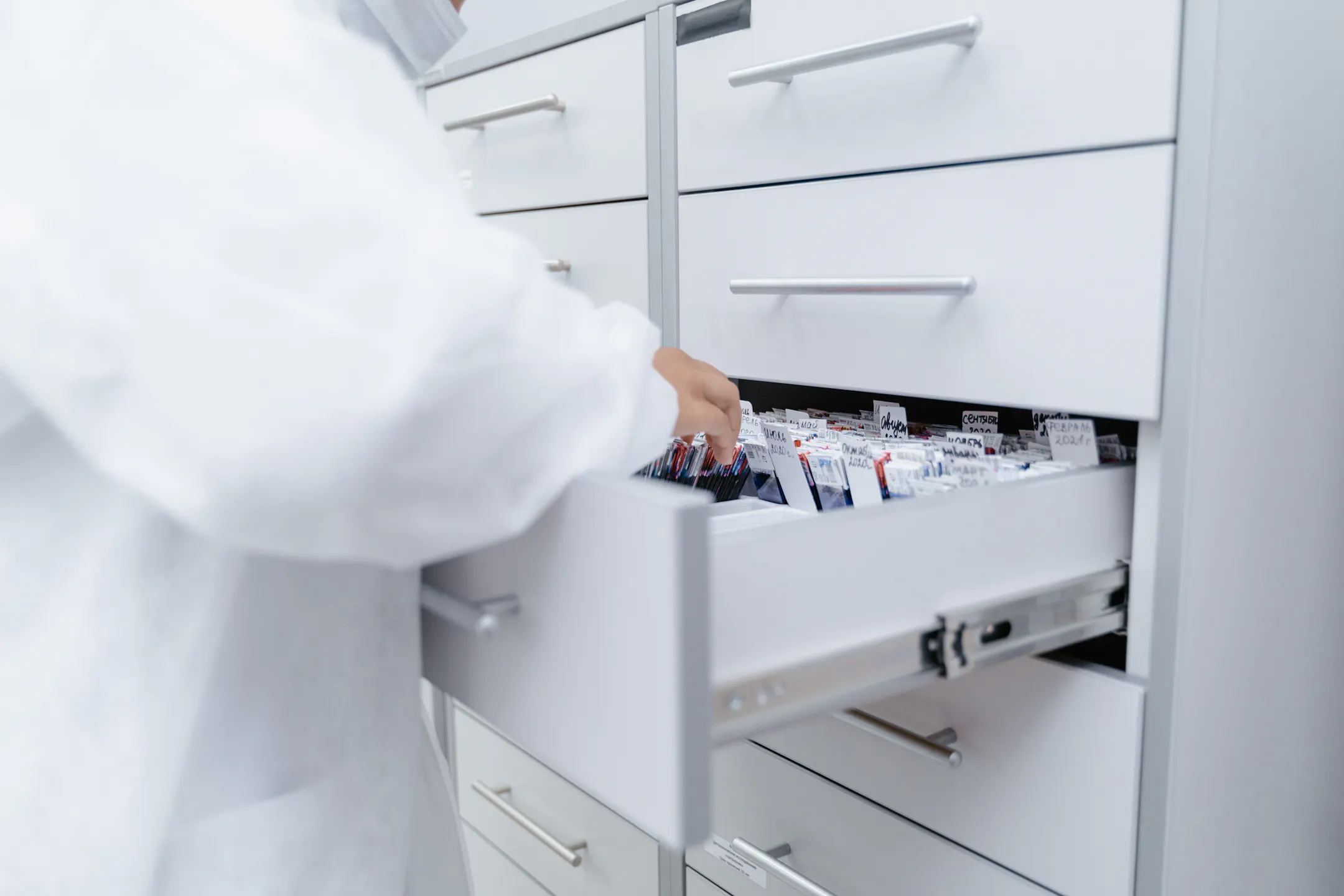 Gavetas Desorganizadas: Por Que a Bagunça Escondida Cansa o Cérebro