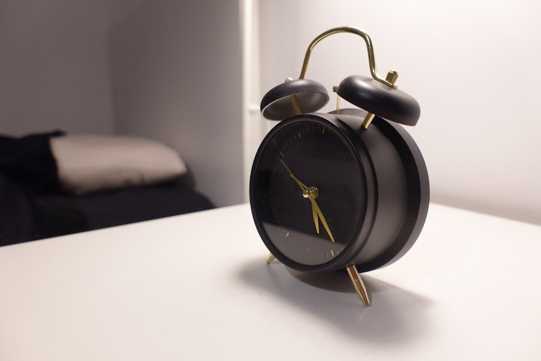Horário Fixo Para Dormir: A Regra Mais Simples Para Proteger a Memória