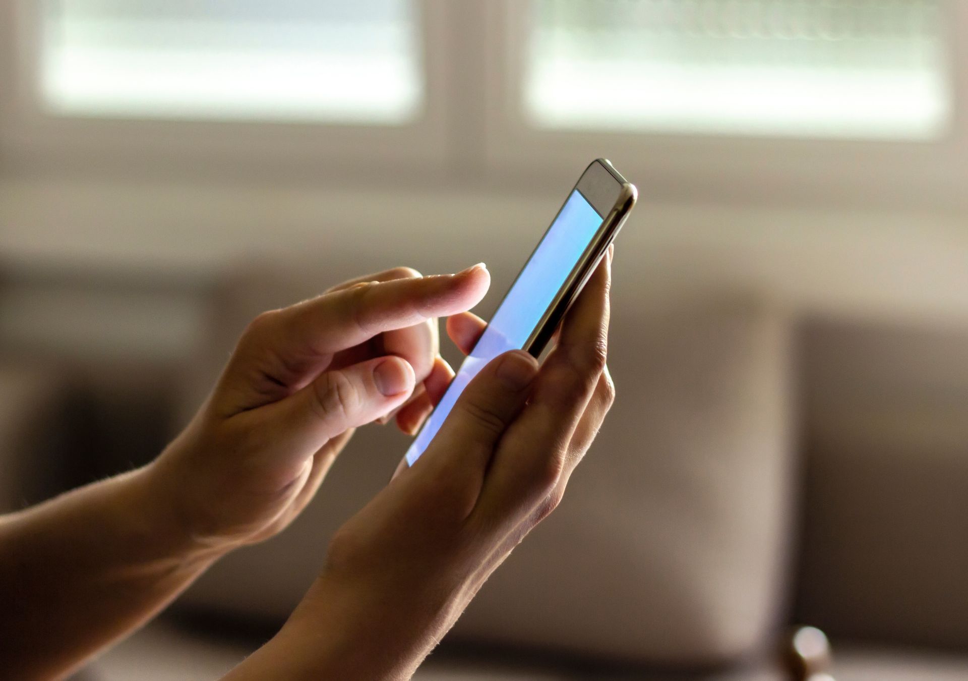 Luz Azul do Celular à Noite: O Dano Silencioso ao Seu Cérebro